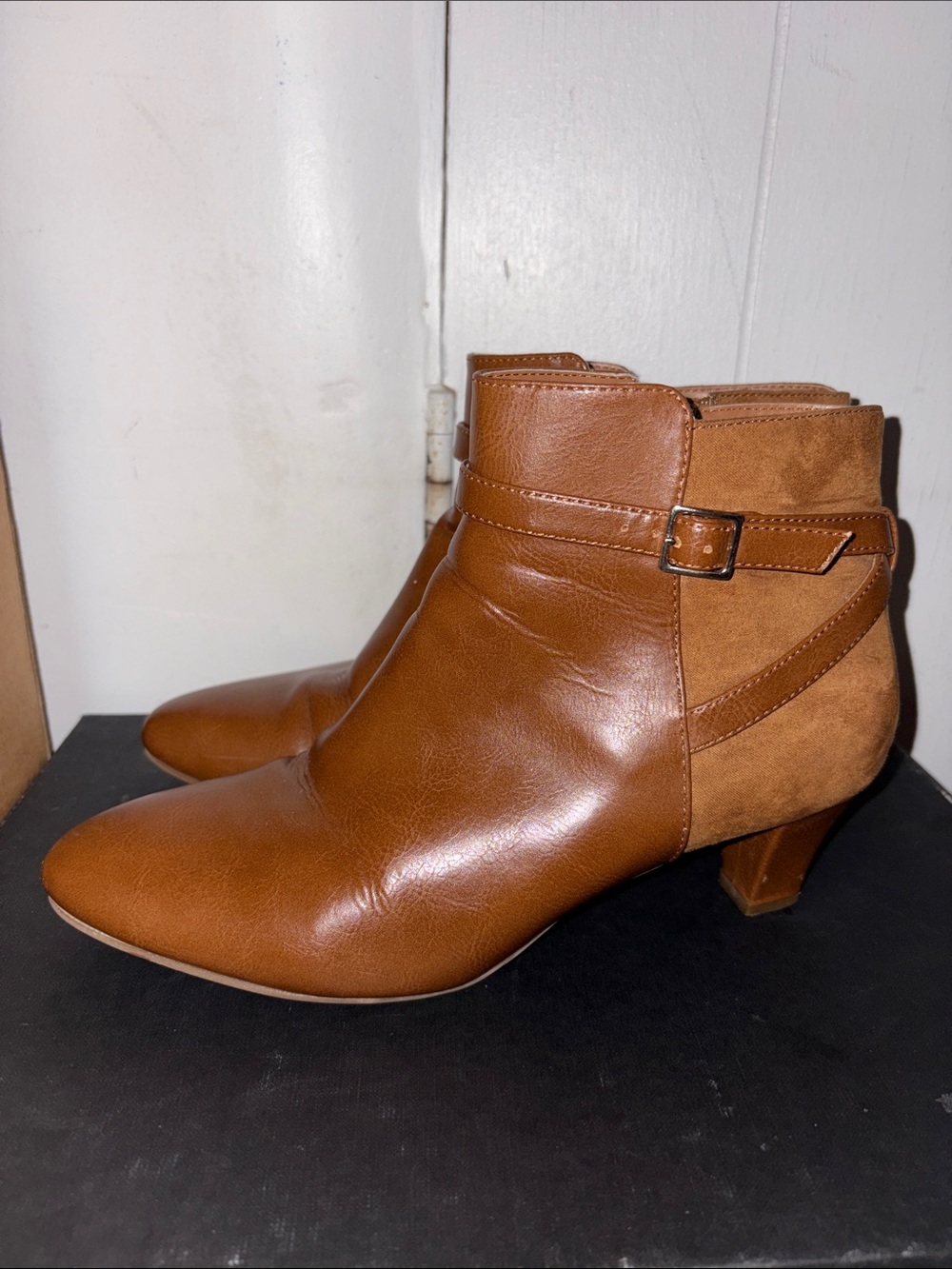 Women's Bass Leather Ankle Boots with Low Heel size 8M